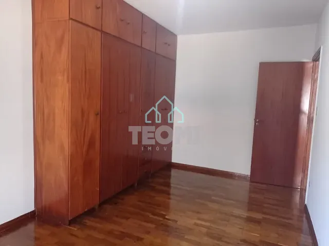 Casa com 421m² 3 quartos e 2 banheiros, à venda, no bairro Vila São José em Taubaté