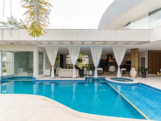 Casa com 1100m² 6 quartos e 8 banheiros, à venda, no bairro Barra da Tijuca em Rio de Janeiro