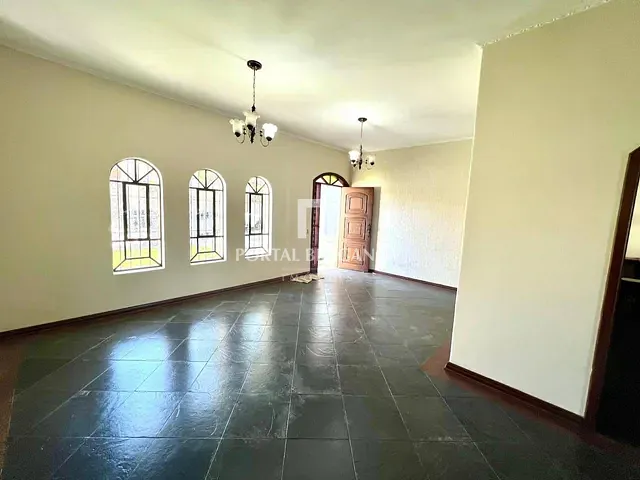 Casa com 300m² 4 quartos e 3 banheiros, à venda, no bairro Jardim Europa em Bragança Paulista