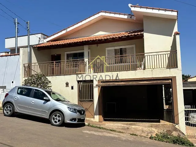 Casa com 200m² 2 quartos e 2 banheiros, à venda, no bairro Jardim Três Rosas em Guaxupé