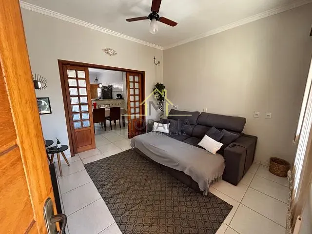 Casa com 200m² 2 quartos e 2 banheiros, à venda, no bairro Jardim Três Rosas em Guaxupé