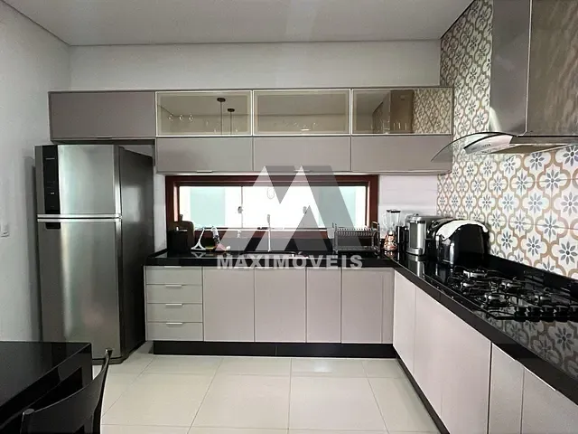 Casa 4 quartos e 3 banheiros, para alugar, no bairro Santa Tereza em Araçuaí