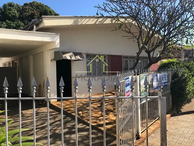 Casa com 358m² 3 quartos e 2 banheiros, à venda, no bairro Centro em Guaxupé