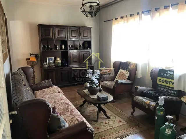 Casa com 358m² 3 quartos e 2 banheiros, à venda, no bairro Centro em Guaxupé