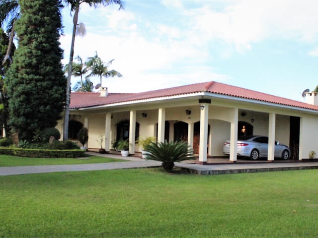 Casa com 4520m² 7 quartos e 4 banheiros, à venda, no bairro Colônia Dona Luíza em Ponta Grossa