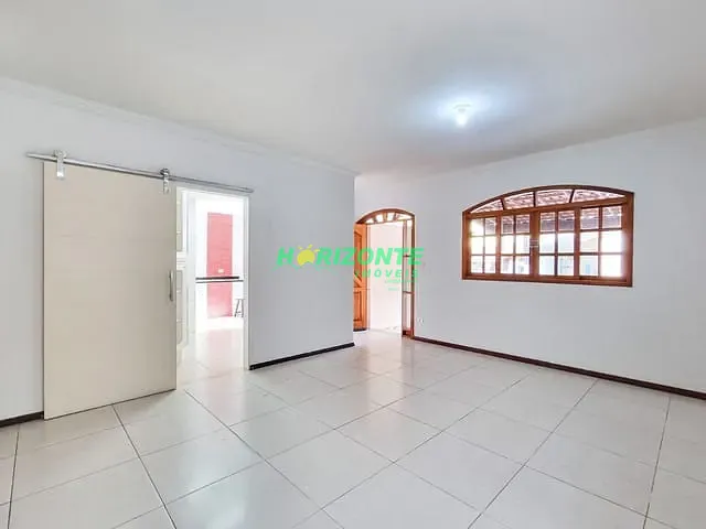 Casa com 251m² 4 quartos e 2 banheiros, para alugar, no bairro Urbanova em São José dos Campos