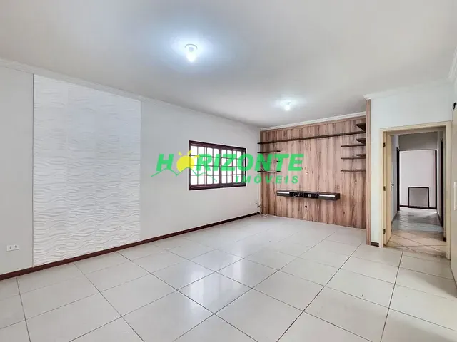 Casa com 251m² 4 quartos e 2 banheiros, para alugar, no bairro Urbanova em São José dos Campos