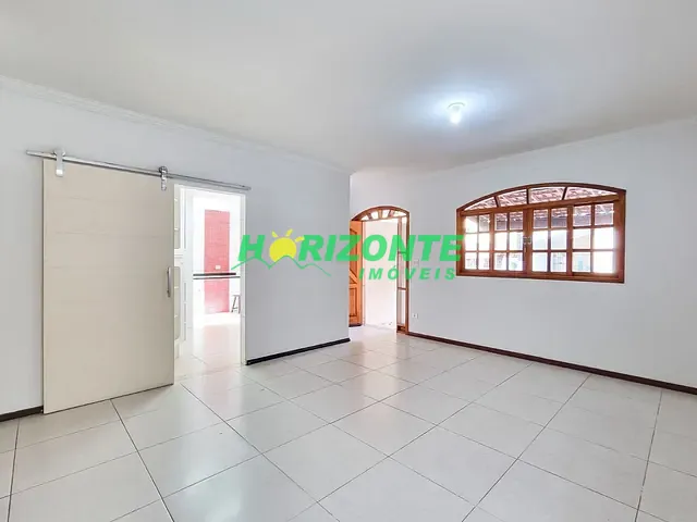 Casa com 251m² 4 quartos e 2 banheiros, para alugar, no bairro Urbanova em São José dos Campos