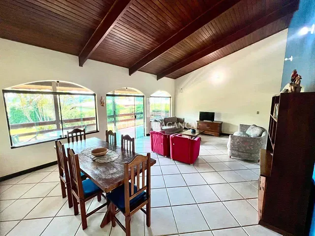 Casa com 1000m² 5 quartos e 5 banheiros, à venda, no bairro Dos Cubas em Piracaia