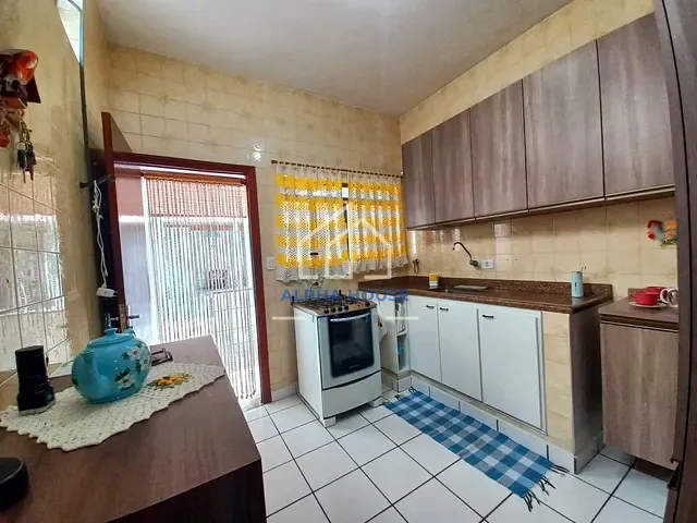 Casa com 300m² 2 quartos e 2 banheiros, à venda, no bairro Vila Bourghese em Pindamonhangaba