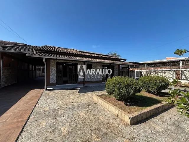 Casa 3 quartos e 1 banheiro, para alugar, no bairro São Roque em Itajaí