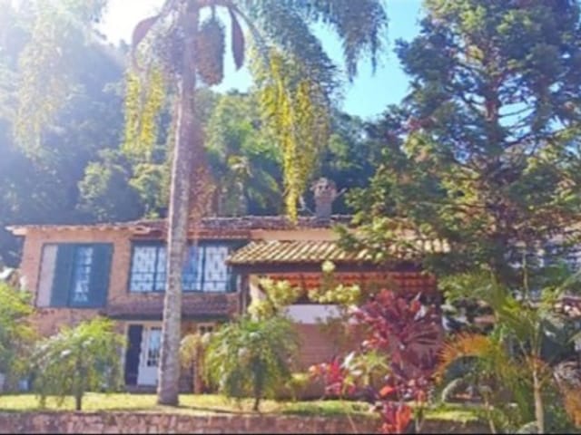 Casa com 880m² 5 quartos e 1 banheiro, à venda, no bairro Nogueira em Petrópolis