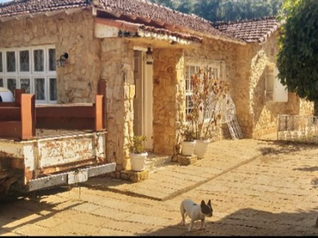 Casa com 880m² 5 quartos e 1 banheiro, à venda, no bairro Nogueira em Petrópolis