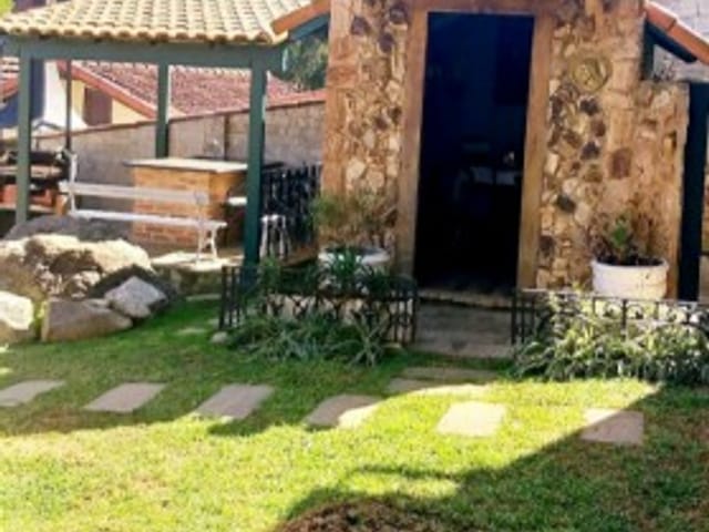 Casa com 880m² 5 quartos e 1 banheiro, à venda, no bairro Nogueira em Petrópolis