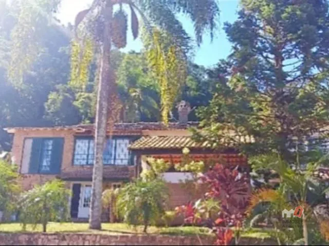 Casa com 880m² 5 quartos e 1 banheiro, à venda, no bairro Nogueira em Petrópolis