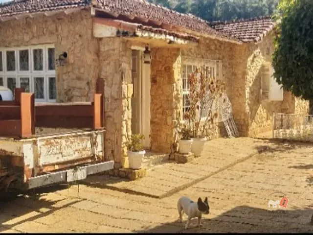 Casa com 880m² 5 quartos e 1 banheiro, à venda, no bairro Nogueira em Petrópolis