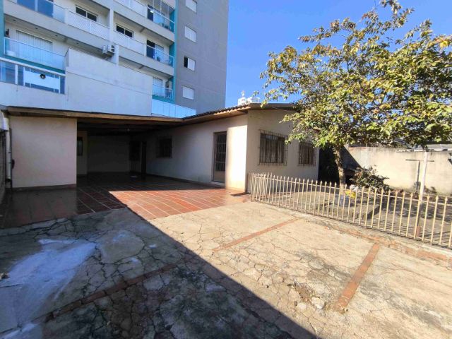 Foto do Casa - 🏠 Casa para Locação – Fundos | Rua Guarapuava, 49 – Centro de Apucarana | J. Mareze Imóveis Ltda