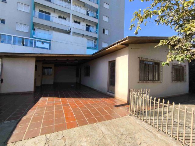 Foto do Casa - 🏠 Casa para Locação – Fundos | Rua Guarapuava, 49 – Centro de Apucarana | J. Mareze Imóveis Ltda