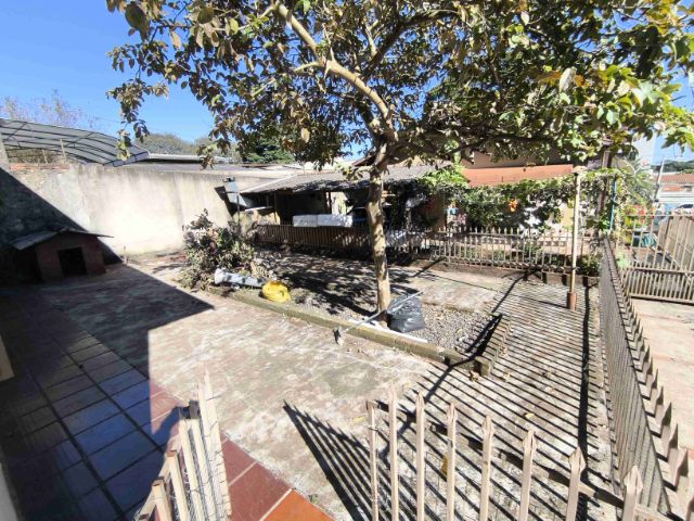 Foto do Casa - 🏠 Casa para Locação – Fundos | Rua Guarapuava, 49 – Centro de Apucarana | J. Mareze Imóveis Ltda