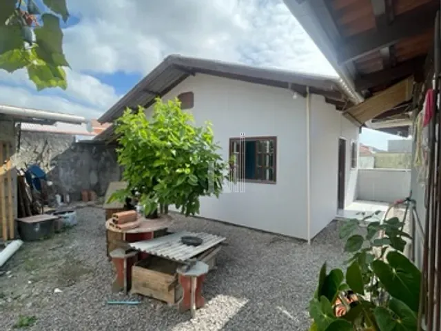 Casa 3 quartos e 2 banheiros, à venda ou para alugar, no bairro XV de Novembro em Tijucas
