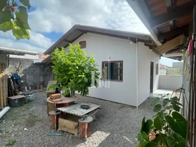 Casa 3 quartos e 2 banheiros, à venda ou para alugar, no bairro XV de Novembro em Tijucas