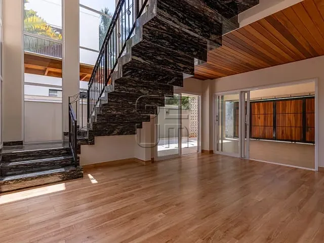 Casa com 580m² 6 quartos e 7 banheiros, à venda, no bairro Esperança em Londrina