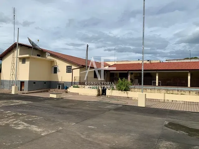 Casa com 1000m² 4 quartos e 5 banheiros, à venda ou para alugar, no bairro Santana em Pindamonhangaba