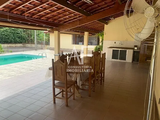 Casa com 1000m² 4 quartos e 5 banheiros, à venda ou para alugar, no bairro Santana em Pindamonhangaba
