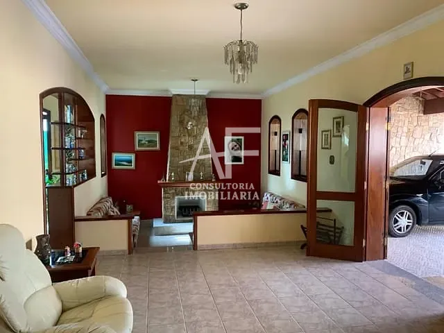 Casa com 1000m² 4 quartos e 5 banheiros, à venda ou para alugar, no bairro Santana em Pindamonhangaba