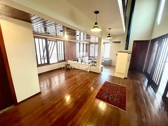 Casa com 300m² 5 quartos e 3 banheiros, à venda, no bairro Jardim Europa em Bragança Paulista