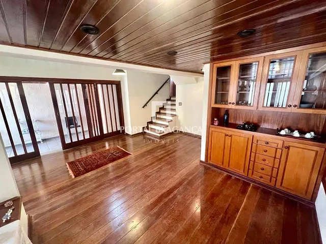 Casa com 300m² 5 quartos e 3 banheiros, à venda, no bairro Jardim Europa em Bragança Paulista