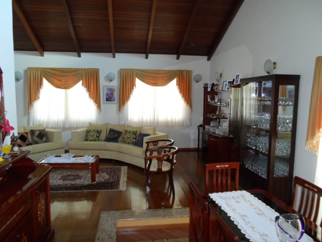 Casa com 561m² 4 quartos e 5 banheiros, à venda, no bairro Jardim Carvalho em Ponta Grossa