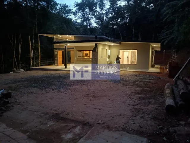 Casa 3 quartos e 5 banheiros, à venda, no bairro Araras em Petrópolis