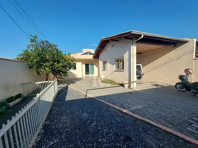 Casa 4 quartos e 3 banheiros, à venda, no bairro Bombas em Bombinhas