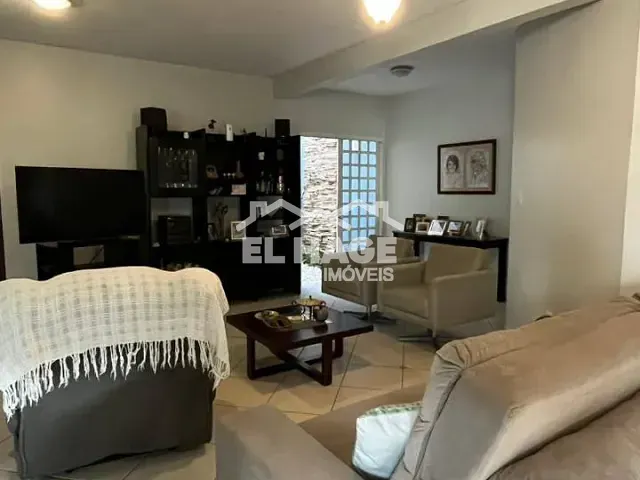 Casa com 427m² 4 quartos e 2 banheiros, à venda, no bairro Araés em Cuiabá