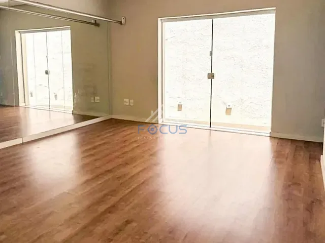 Casa com 354m² 4 quartos e 3 banheiros, para alugar, no bairro Vila Virgínia em Jundiaí