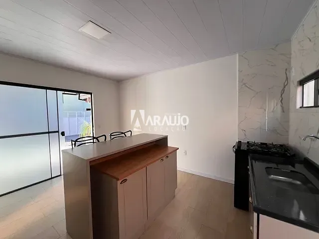 Casa 1 quarto e 1 banheiro, para alugar, no bairro Centro em Itajaí