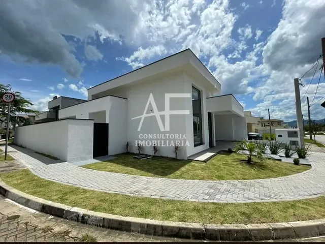 Casa com 300m² 3 quartos e 5 banheiros, à venda, no bairro Jardim Santa Teresa em Taubaté