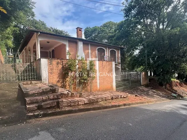 Casa com 500m² 3 quartos e 3 banheiros, à venda, no bairro Jardim Estancia Santana em Bragança Paulista