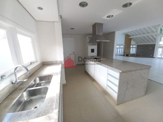 Casa com 681m², à venda, no bairro Taubaté Village em Taubaté