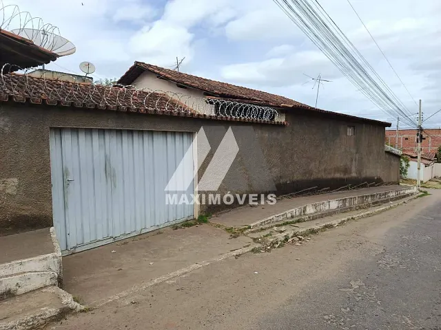Casa com 229m² 5 quartos e 2 banheiros, para alugar, no bairro Bela Vista em Araçuaí