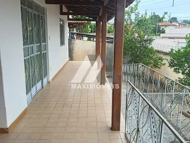 Casa com 229m² 5 quartos e 2 banheiros, para alugar, no bairro Bela Vista em Araçuaí