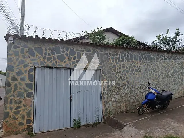 Casa com 229m² 5 quartos e 2 banheiros, para alugar, no bairro Bela Vista em Araçuaí