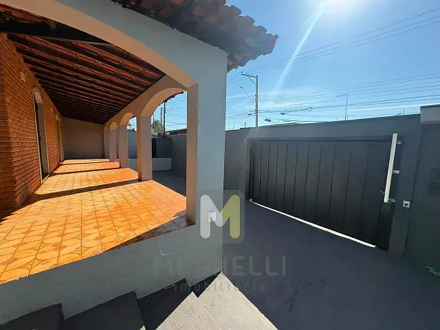 Casa com 383m² 4 quartos e 2 banheiros, à venda, no bairro Jardim Dom Camilo em Serrana