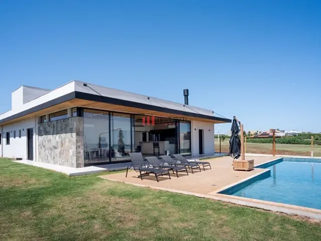 Casa 4 quartos e 5 banheiros, à venda, no bairro Paranagi em Sertaneja