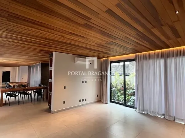 Casa com 1000m² 4 quartos e 6 banheiros, à venda, no bairro Condomínio Residencial Santa Helena em Bragança Paulista