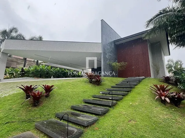 Casa com 1000m² 4 quartos e 6 banheiros, à venda, no bairro Condomínio Residencial Santa Helena em Bragança Paulista