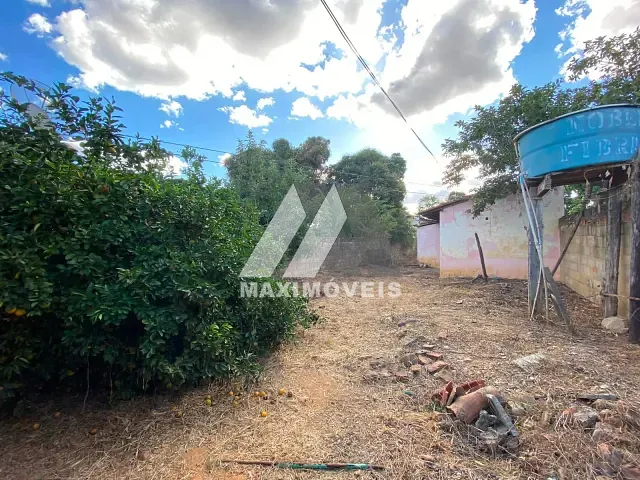 Casa com 339m² 5 quartos e 1 banheiro, à venda, no bairro Alto Santuário em Araçuaí