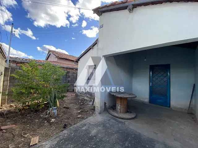 Casa com 339m² 5 quartos e 1 banheiro, à venda, no bairro Alto Santuário em Araçuaí