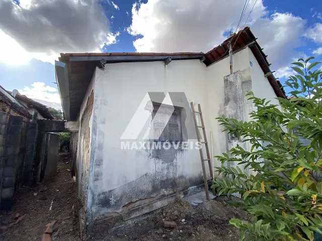 Casa com 339m² 5 quartos e 1 banheiro, à venda, no bairro Alto Santuário em Araçuaí